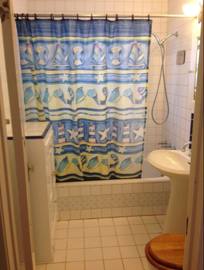 Front full bath - 420 2nd St