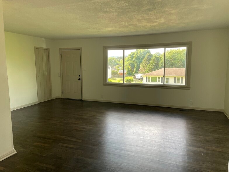 Building Photo - 1408 Bluebird Dr
