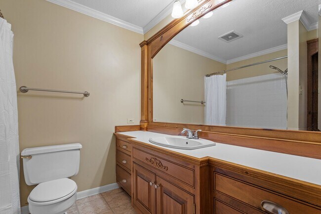 Building Photo - Charming 3 Bed, 2 Bath on Ward Street, Close to Universities