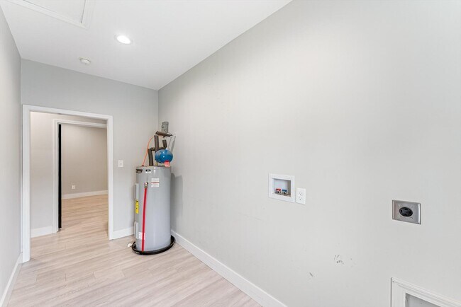 Building Photo - 5004 Knoxwood Dr