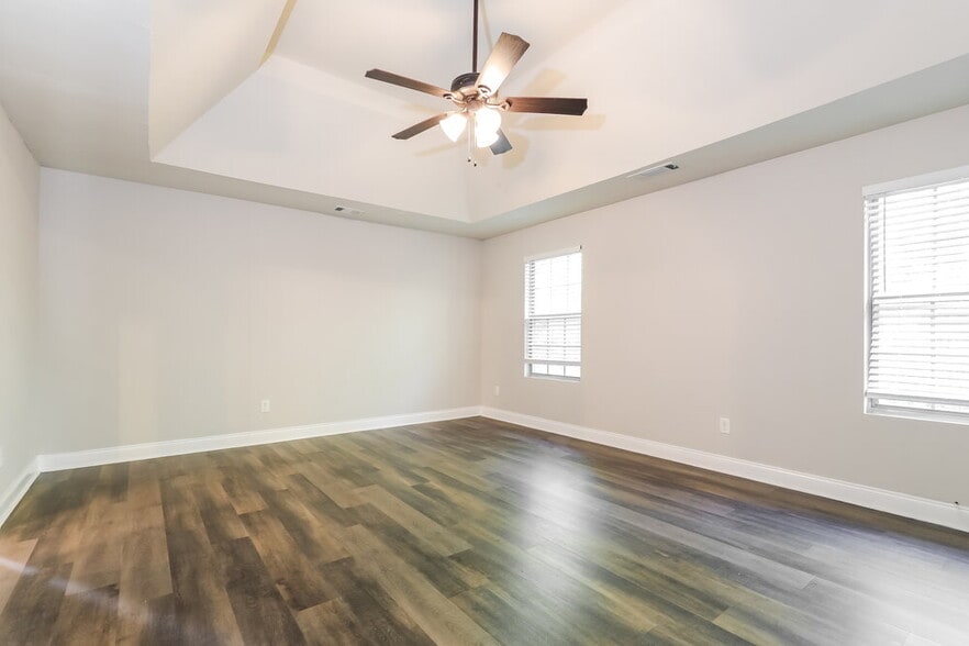 Building Photo - 11040 Southwood Dr