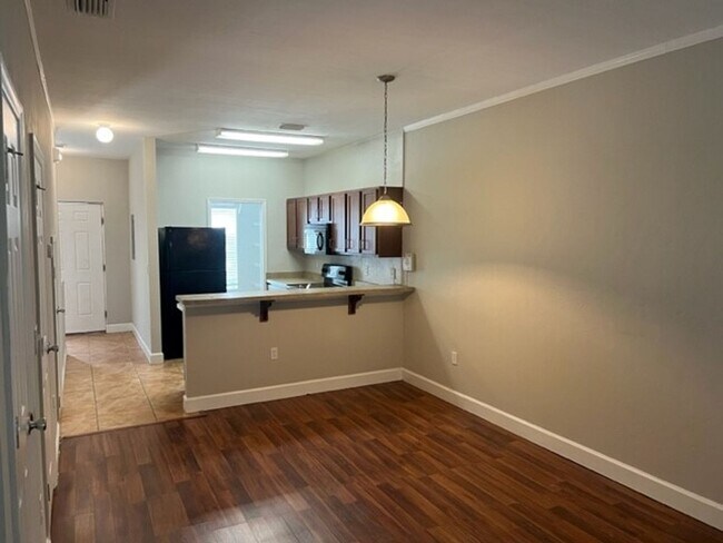 Building Photo - Great Location for this 2 bedroom 2 1/2 bath in Woods Edge South