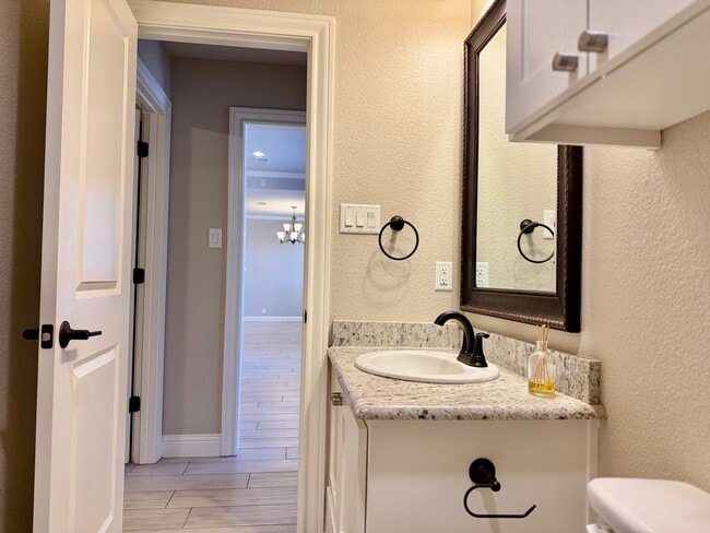 Building Photo - House For Rent