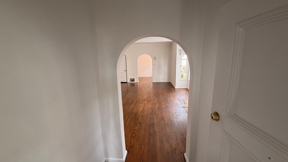 Building Photo - 923 Ocean Ave