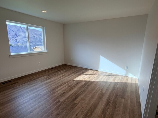 Building Photo - BRAND NEW construction! 3 beds, 2 baths, double garage, deck with VIEWS and more!