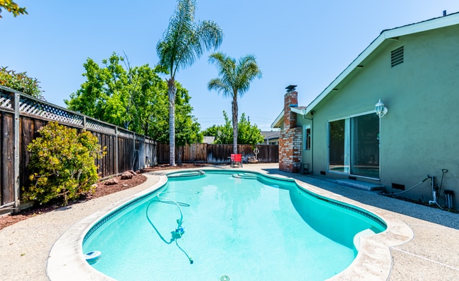 Building Photo - Lovely Home | Central A/C | Swimming Pool