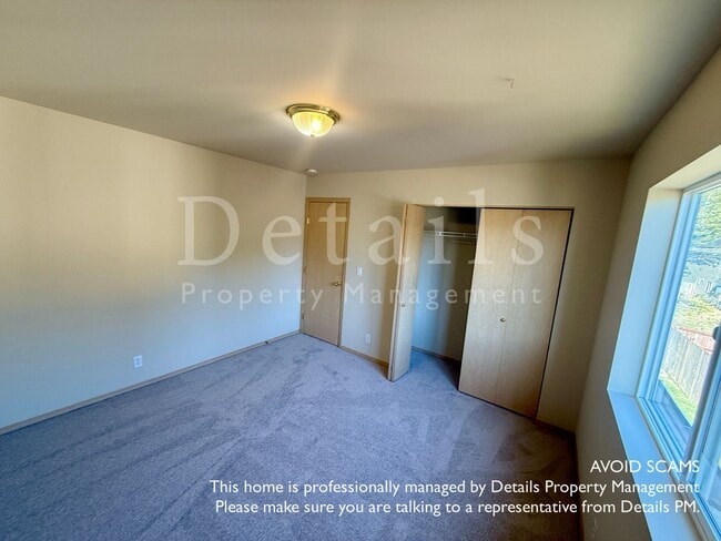 Building Photo - Large 3+ Bedroom Home in Port Orchard w/New Carpet & Paint