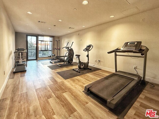 Building Photo - 723 S St Andrews Pl