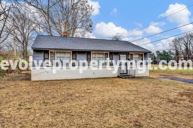 Building Photo - $300 OFF FIRST MONTH'S RENT  MOVE IN SPECI...