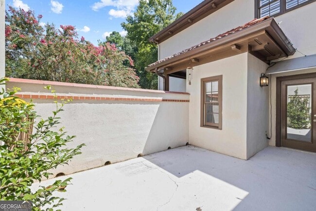 Building Photo - 1410 Club Dr