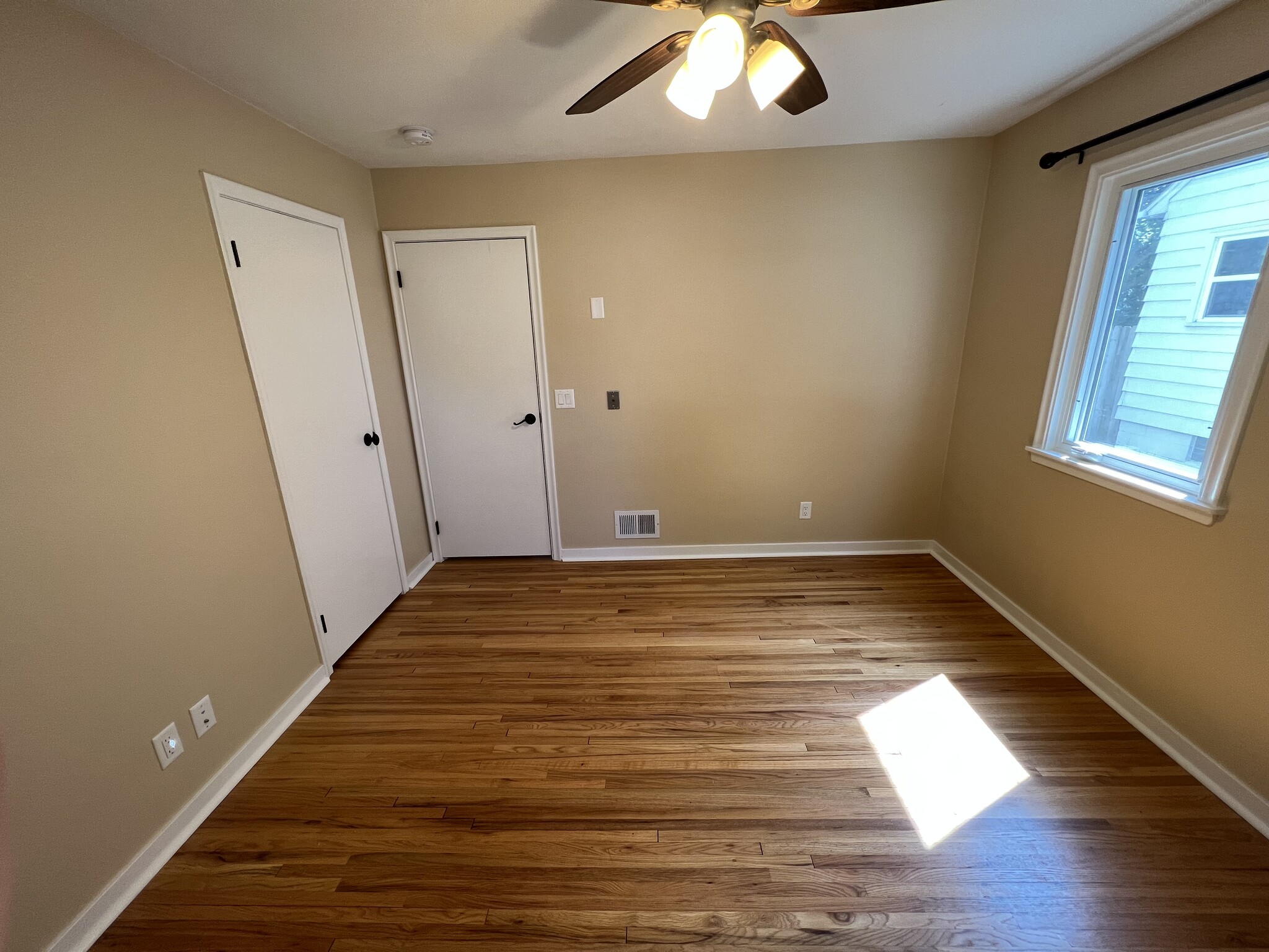 Building Photo - 114 10 1/4 St SE