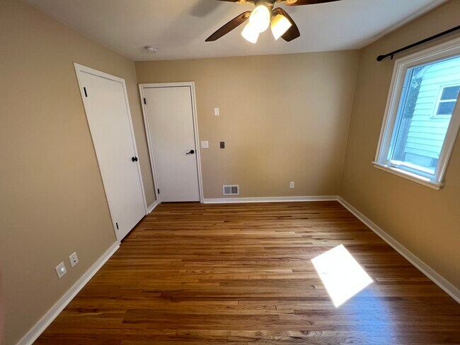 Building Photo - 114 10 1/4 St SE