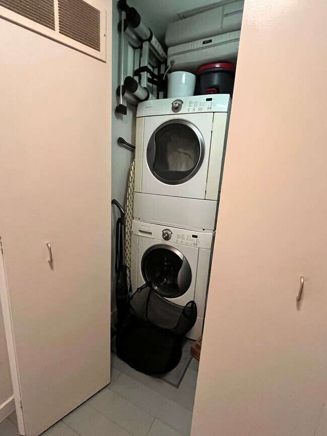 Building Photo - 235 W Van Buren St