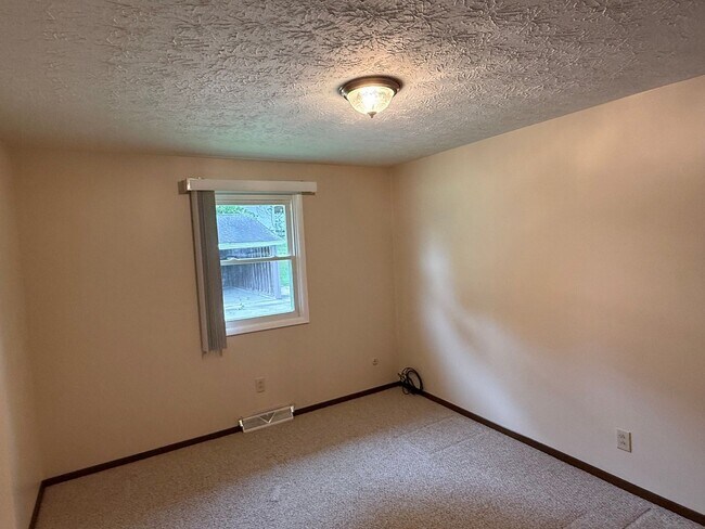 Building Photo - 2900 Thackeray Ave NW