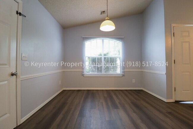 Building Photo - 3 Bed | 2 Bath in Owasso!