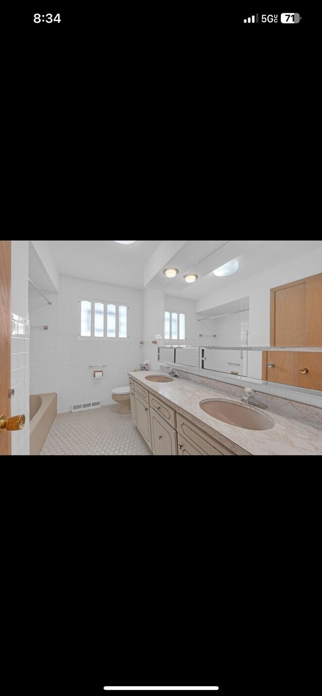 Building Photo - 9700 Kolmar Ave
