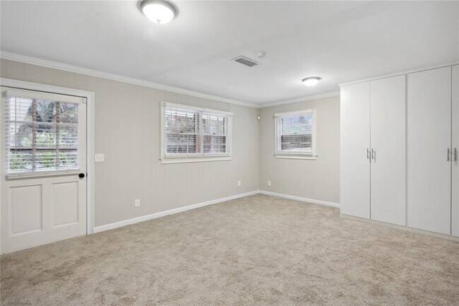 Building Photo - 2120 Meadowbrook Ln SE