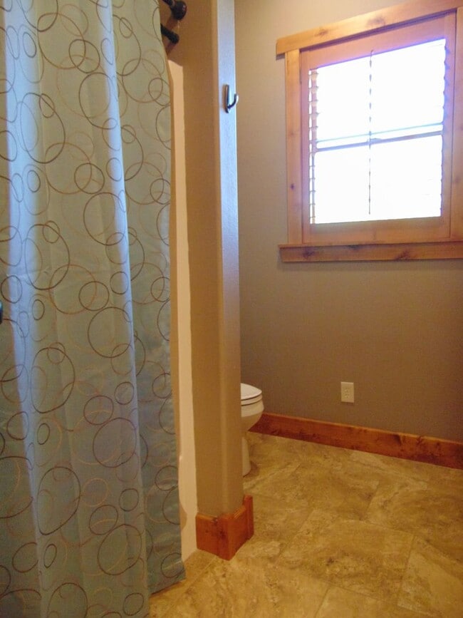 Building Photo - Majestic 3 Bed Mid MO Ranch!