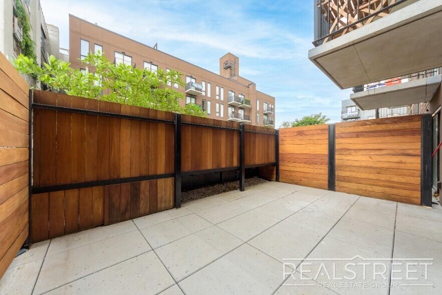 Building Photo - LUXURY 1 BED IN AMENITY PACKED BUILDING IN BUSHWICK