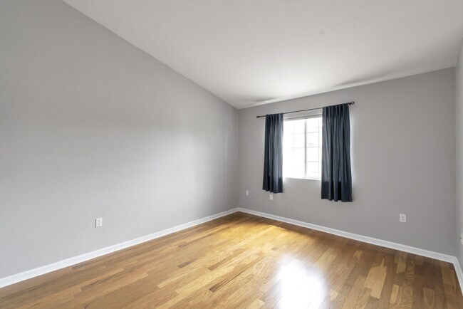 Building Photo - 2 bedroom with attached garage!!