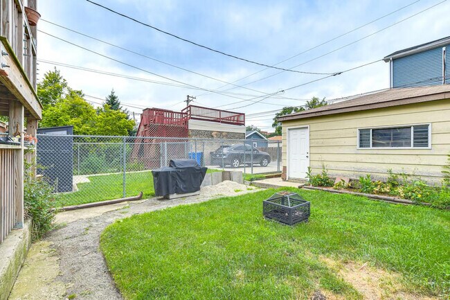 Building Photo - 3252 W Wabansia Ave