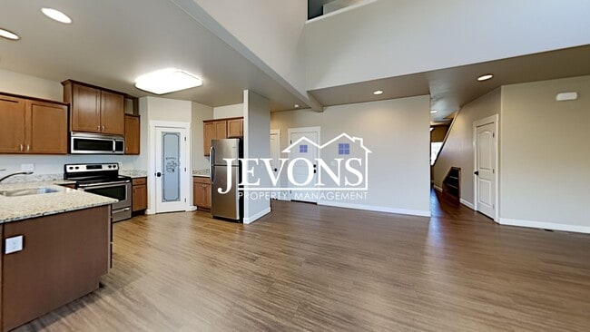 Building Photo - Spacious duplex with master bedroom, backy...