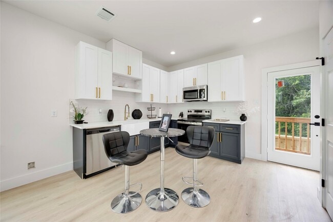 Building Photo - 2112 Des Chaumes St