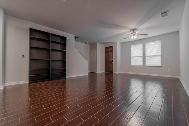 Building Photo - 13800 Lyndhurst St
