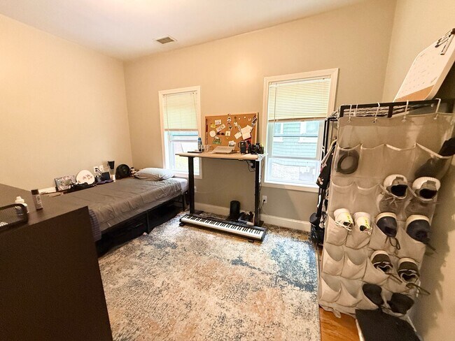 Building Photo - Great Deal and location - 4-bed, 1-bath in Allston