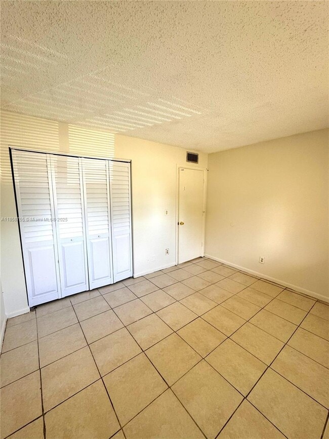 Building Photo - 933 W Jasmine Dr