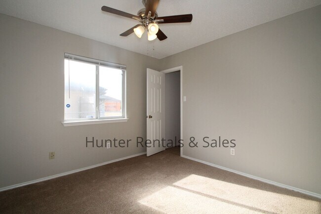 Building Photo - Exceptional!