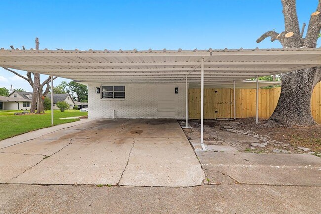 Building Photo - 5429 De Lange Ln