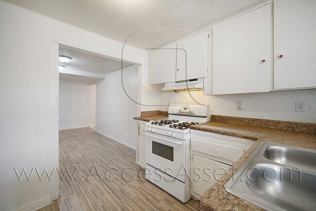 Building Photo - Charming Home in Historic Downtown Lake Elsinore!