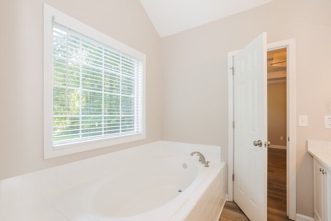 Building Photo - 2994 Raintree Dr SE