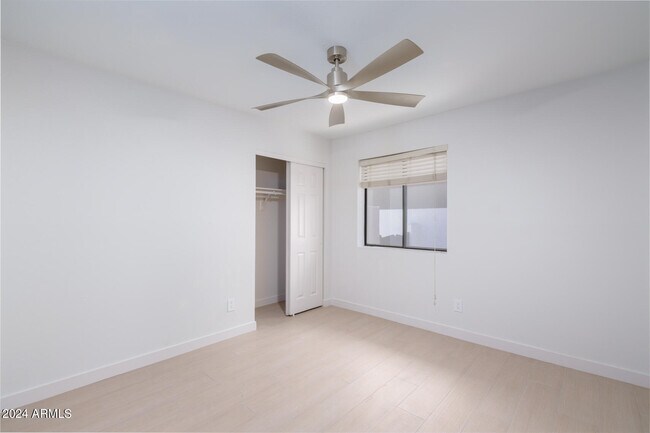 Building Photo - 507 E Caribbean Ln
