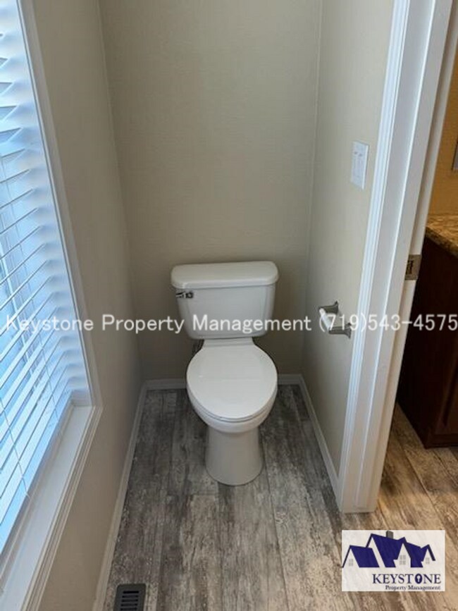 Building Photo - Upscale, Modern 4 Bedroom/2 Bathroom/2 Car...