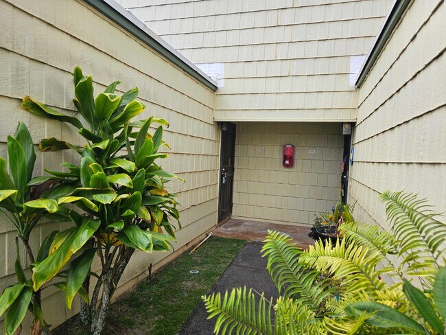 Building Photo - 2-Bedroom / 1-Bath Condo + Loft. 2 Parking Stalls. Water Included.