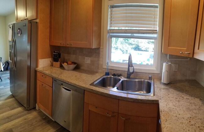 Building Photo - Immaculate 5 Bedroom 3 bath home with beautiful hill views!