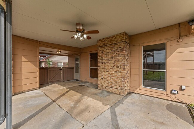 Building Photo - 110 Shadow Wood Dr