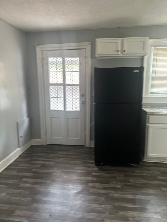 Building Photo - Spacious 3 bedroom 1 bath home