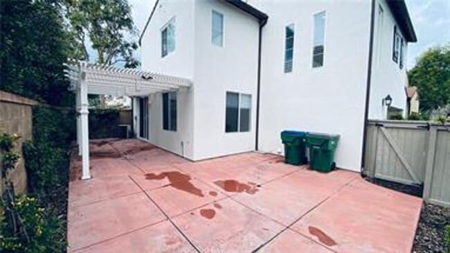 Building Photo - Bright and spacious detached 3 bedroom home