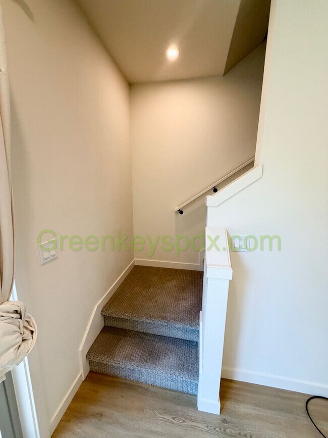 Building Photo - Newer 2-Bedroom, 1.5-Bathroom Townhome for Rent in SE Portland with Private Patio in Walkable Loc...