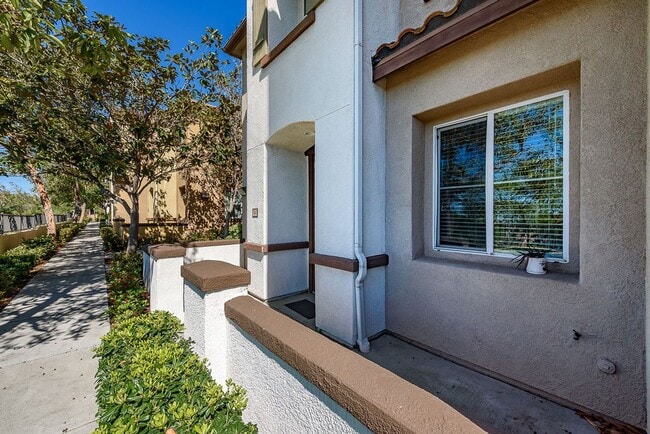 Building Photo - Serenity and Luxury Abound in Eastlake!