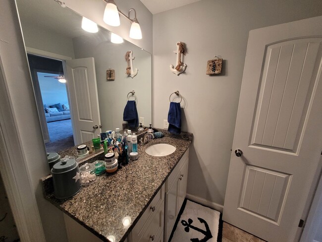Building Photo - Beautiful & Spacious 4 bedroom, 2.5 bath h...