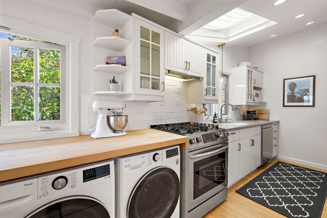 Building Photo - Woods Cove Furnished Cottage