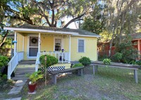 Building Photo - Lovely 2 Bedroom, 1 Bathroom Home (Huge Ba...