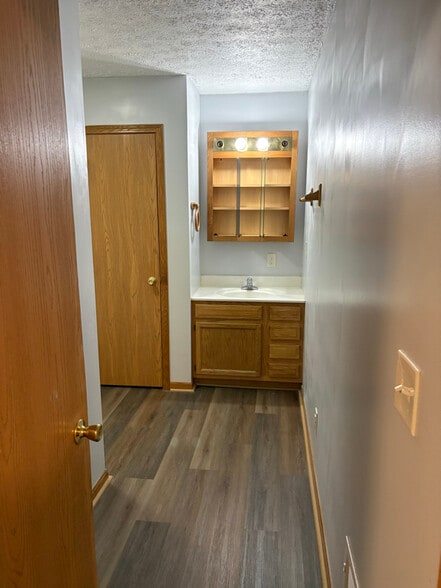 Building Photo - 1112 1/2 Hocking Rd