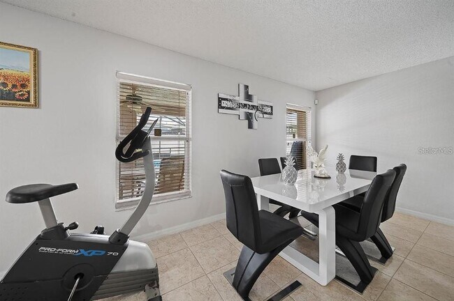 Building Photo - 3304 Amberley Park Cir