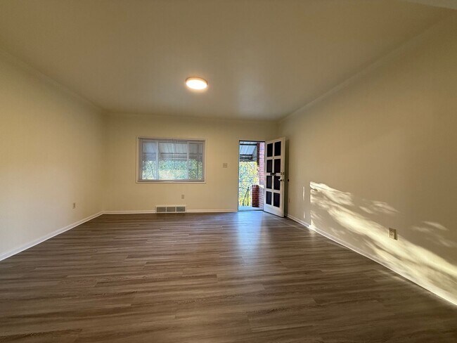 Building Photo - Newly updated 2BR house with yard, off str...