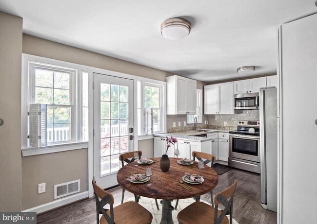 Building Photo - 2617 E Maple St